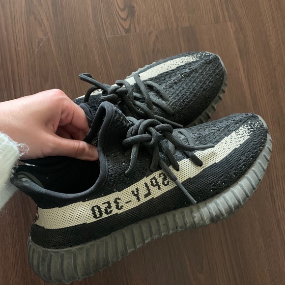 Yeezy 350 Oreo - Picture 3 of 6
